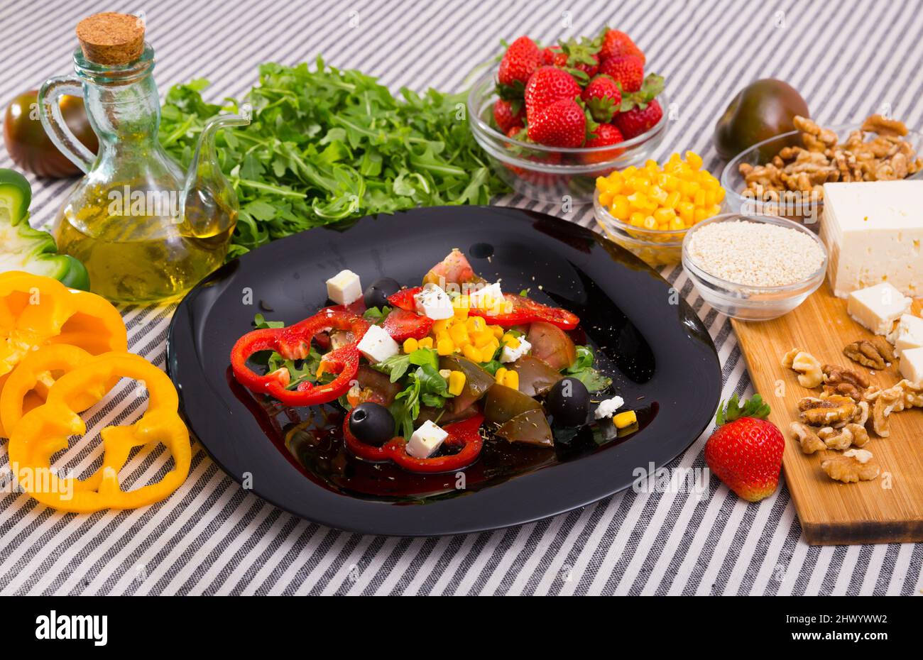 Zutaten für Salat aus Rucola und Gemüse Stockfoto