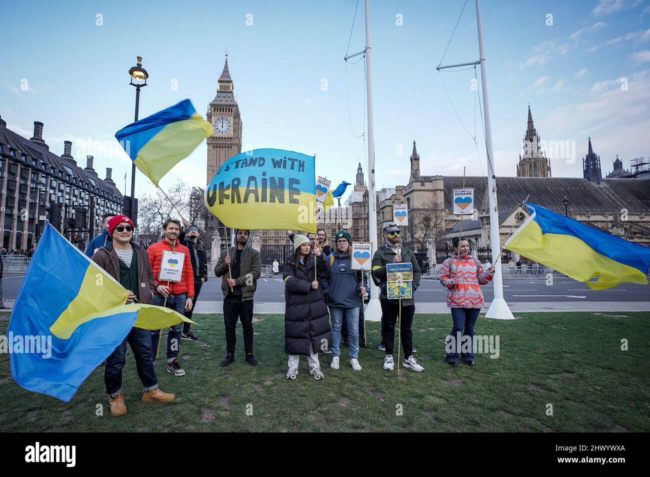 London, Großbritannien. 8.. März 2022. Ukrainische Unterstützer versammeln sich in der Nähe des Parlaments, während der Präsident der Ukraine, Wolodymyr Zelenskyy, sich darauf vorbereitet, britische Parlamentsabgeordnete per Videolink anzusprechen, um eine Erklärung vor dem Unterhaus zu lesen. Kredit: Guy Corbishley/Alamy Live Nachrichten Stockfoto