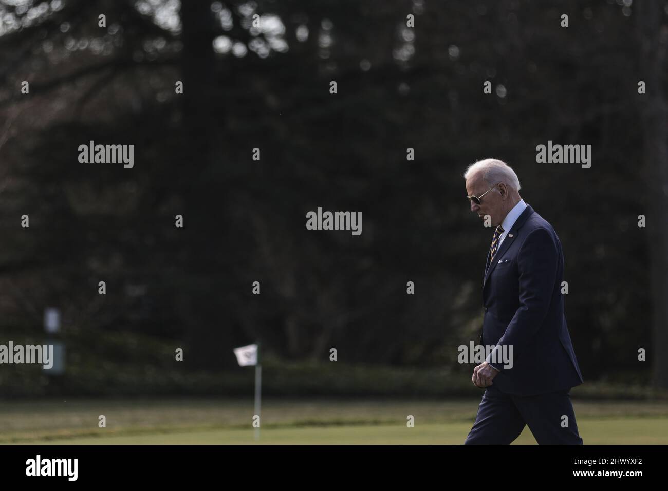 Washington, Usa. 08. März 2022. Präsident Joe Biden geht auf dem South Lawn des Weißen Hauses, bevor er am 8. März 2022 in Washington, DC, an Bord von Marine One geht. Präsident Biden reist nach Fort Worth, Texas. Foto von Oliver Contreras/UPI Credit: UPI/Alamy Live News Stockfoto