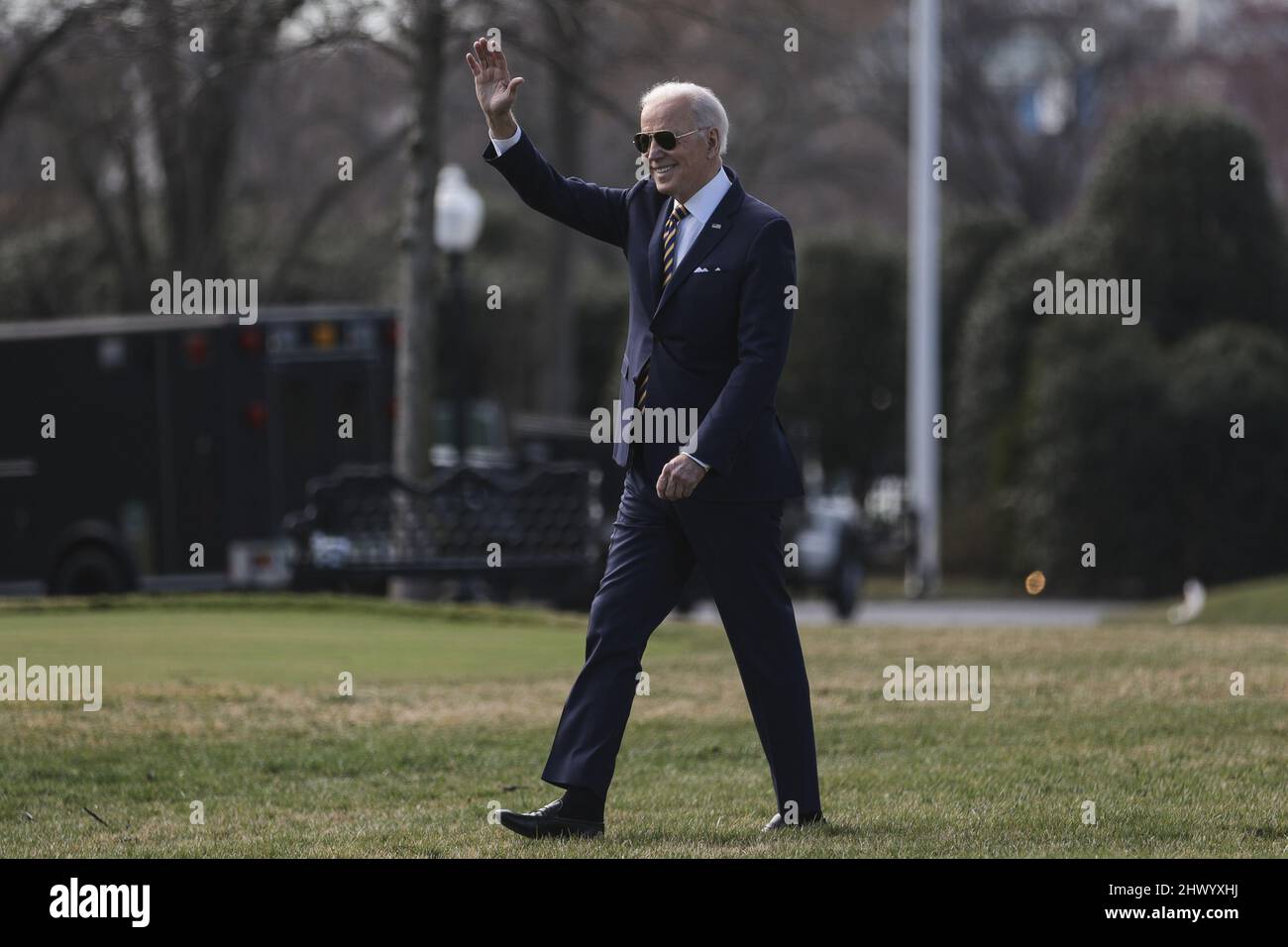 Washington, Usa. 08. März 2022. Präsident Joe Biden geht auf dem South Lawn des Weißen Hauses, bevor er am 8. März 2022 in Washington, DC, an Bord von Marine One geht. Präsident Biden reist nach Fort Worth, Texas. Foto von Oliver Contreras/UPI Credit: UPI/Alamy Live News Stockfoto