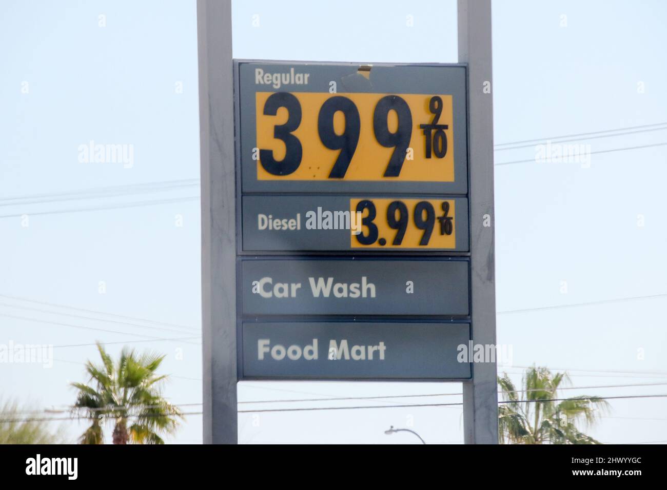 Mesa, USA. 04. März 2022. Eine Shell-Tankstelle zeigt am 4. März 2022 auf ihrem Festzelt in Mesa, Arizona, USA, hohe Gaspreise an. Die steigenden Benzinpreise sind wieder da, da die Kraftstoffinflation in den letzten Wochen zunimmt. Die Gaspreise in Arizona sind auf ihren höchsten Punkt aller Zeiten angestiegen, und wenn dieser aktuelle Trend anhält, könnte sich der Schmerz an der Pumpe noch viel verschlimmern, bevor er besser wird. (Foto von Alexandra Buxbaum/Sipa USA) Quelle: SIPA USA/Alamy Live News Stockfoto