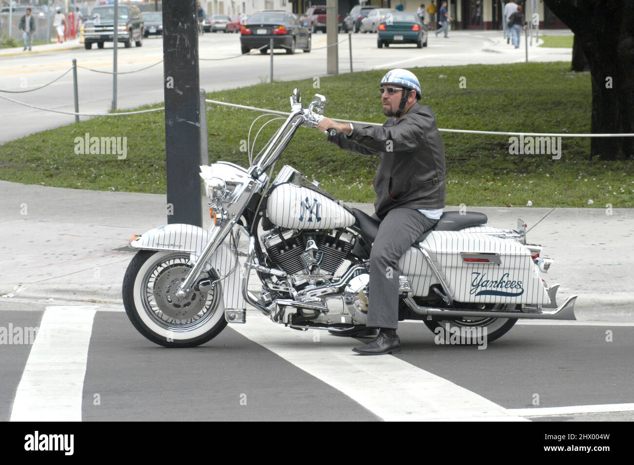 Mann auf seinem New York NY Yankees Harley-Zyklus Stockfoto