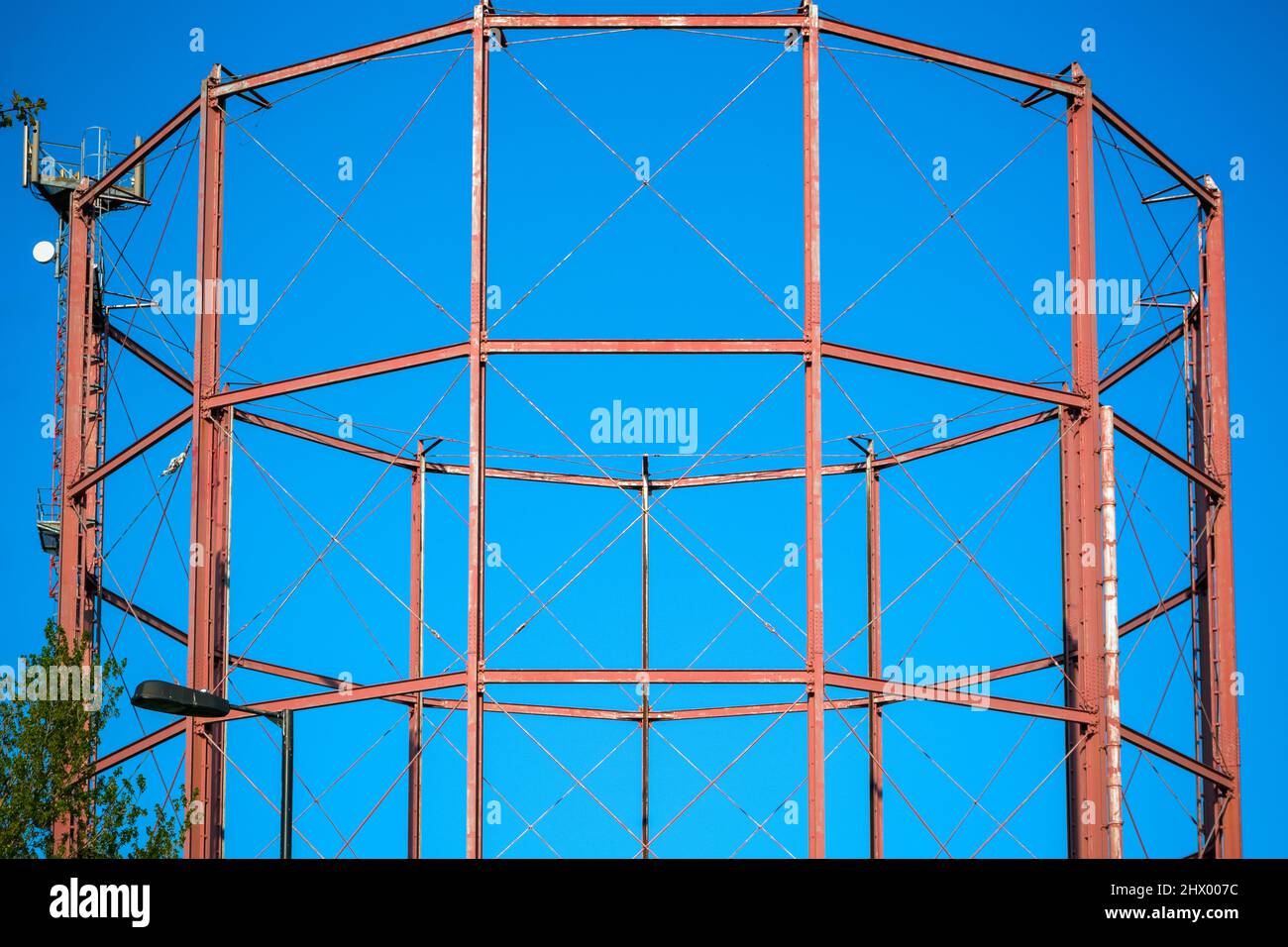 Gashalter vor blauem Himmel in Rotherhithe, London Stockfoto