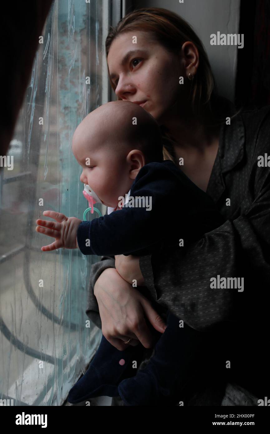 Russlands Krieg gegen die Ukraine. Kinder verstecken sich in einem Tierheim Stockfoto