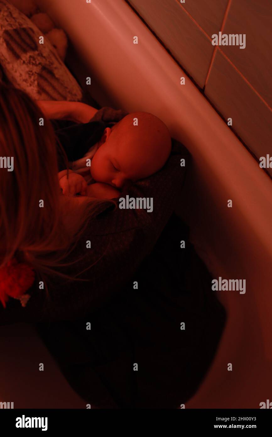 Russlands Krieg gegen die Ukraine. Kinder verstecken sich in einem Tierheim Stockfoto