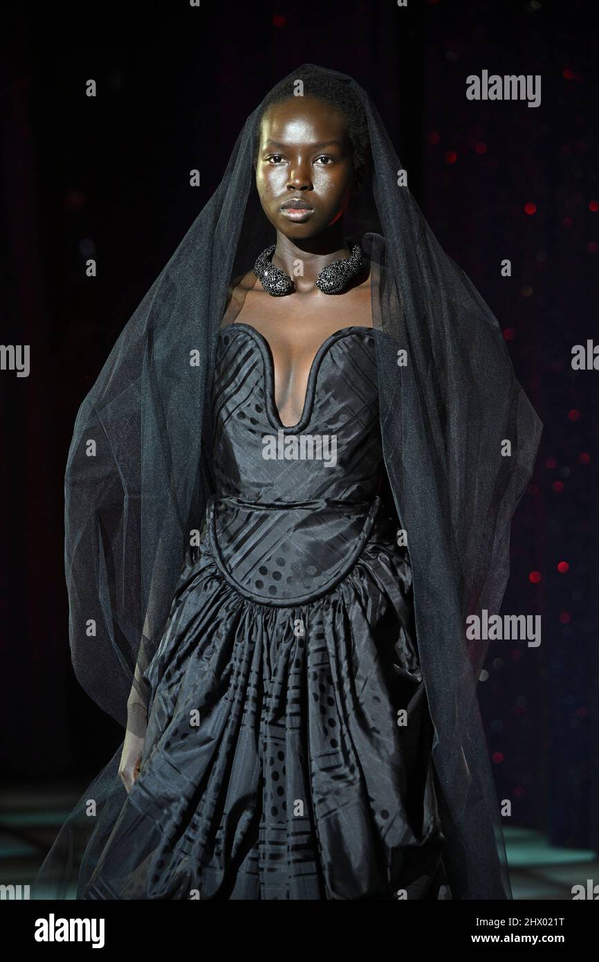 Ein Model läuft auf der Fashion Show Vivienne Westwood während der Herbst/Winter 2022 Collections Fashion Show auf der Paris Fashion Week in Paris, Frankreich am 5. März 2022. (Foto von Jonas Gustavsson/Sipa USA) Stockfoto