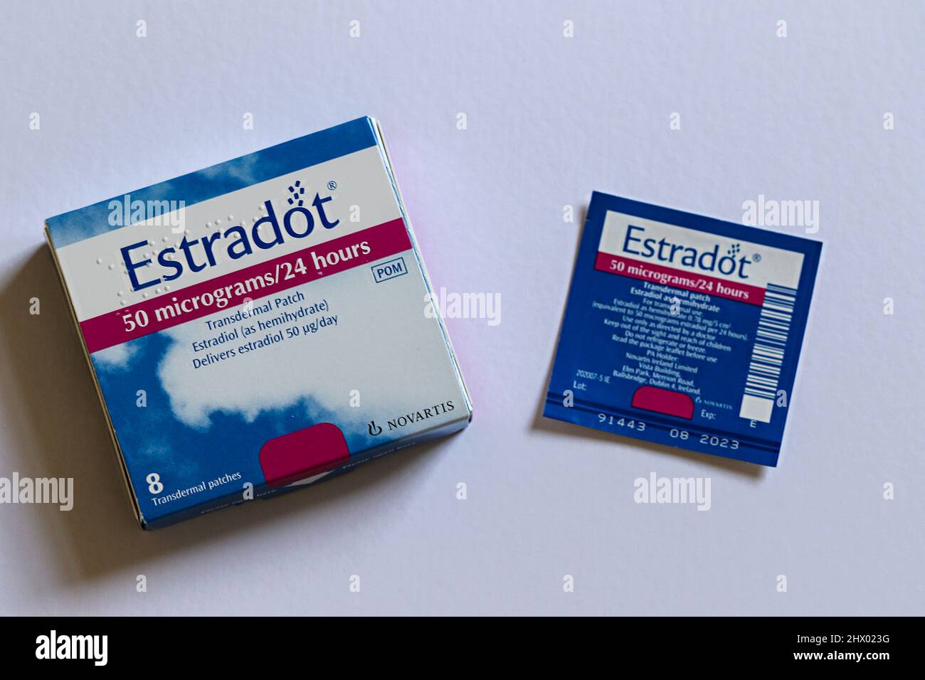 „Estradot“-Hormon- oder Östrogenersatztherapie. „Novartis“ Internationales Pharmaunternehmen. HRT-Patch, der von Frauen während der Wechseljahre verwendet wird Stockfoto