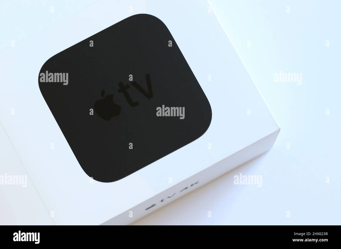 Apple TV 4K Box, Originalverpackung mit Logo-Symbol Marke. TV-Streaming-Service-Technologie. Dublin, Irland Stockfoto