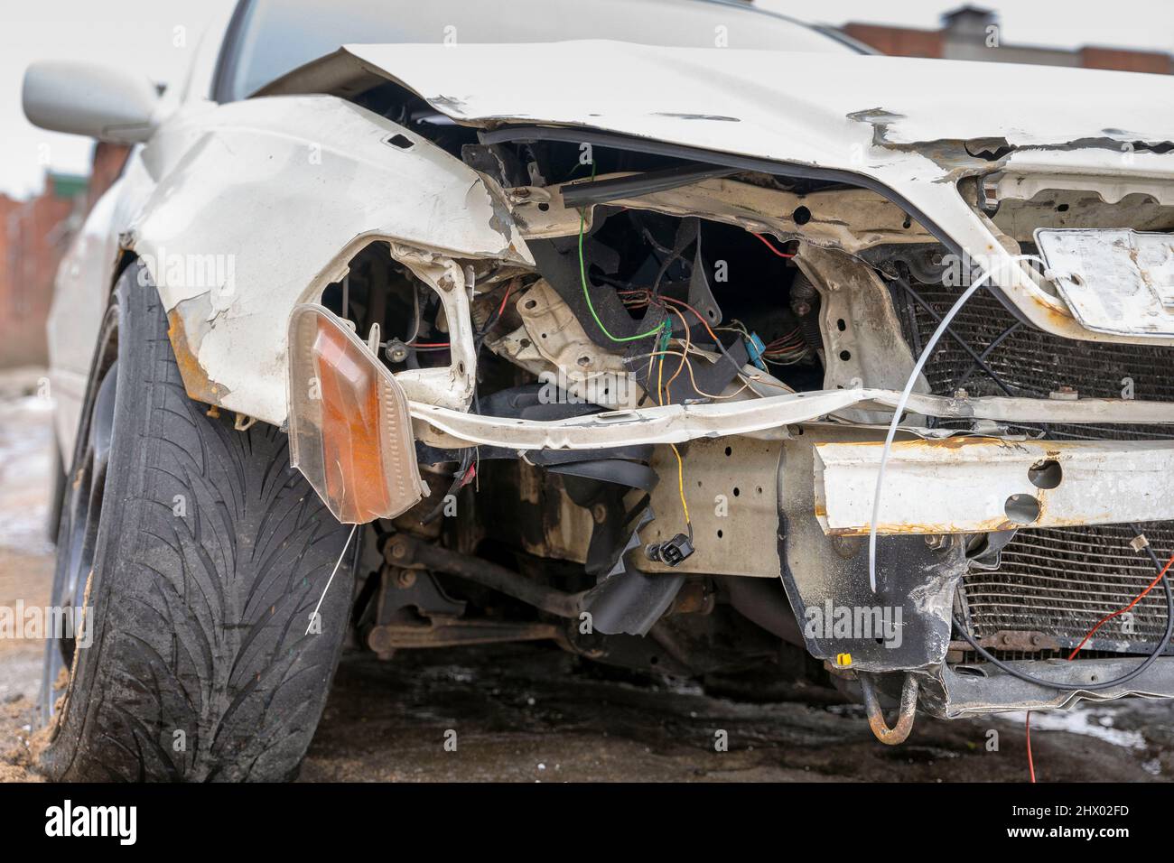 Kaputtes Auto mit beschädigten Scheinwerfern, Motorhaube und Stoßstange,  jdm japanisches Auto nach dem Unfall Stockfotografie - Alamy