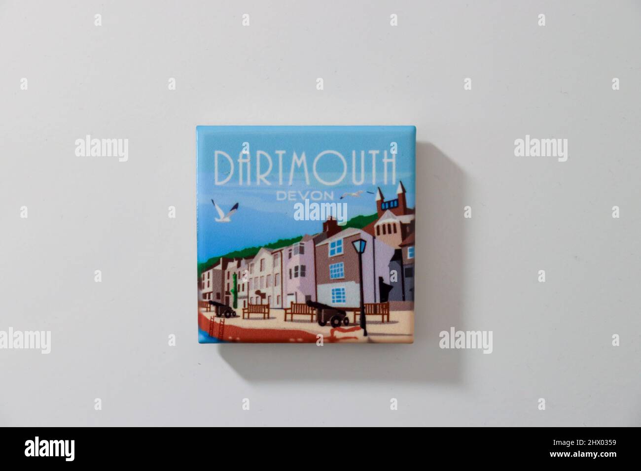 Kühlschrankmagnet von Dartmouth, Devon, zeigt bunte Häuser am Meer Stockfoto