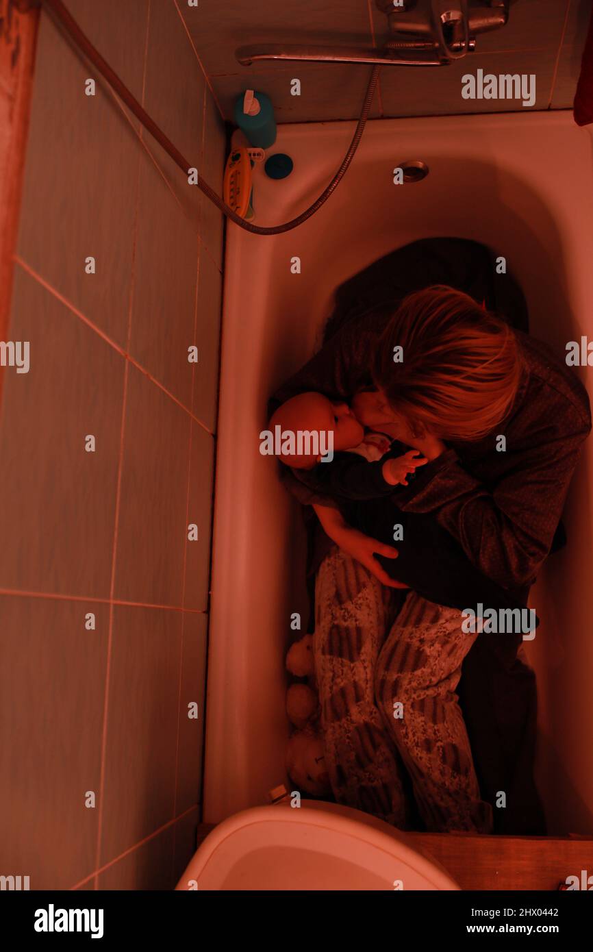 Russlands Krieg gegen die Ukraine. Kinder verstecken sich in einem Tierheim Stockfoto