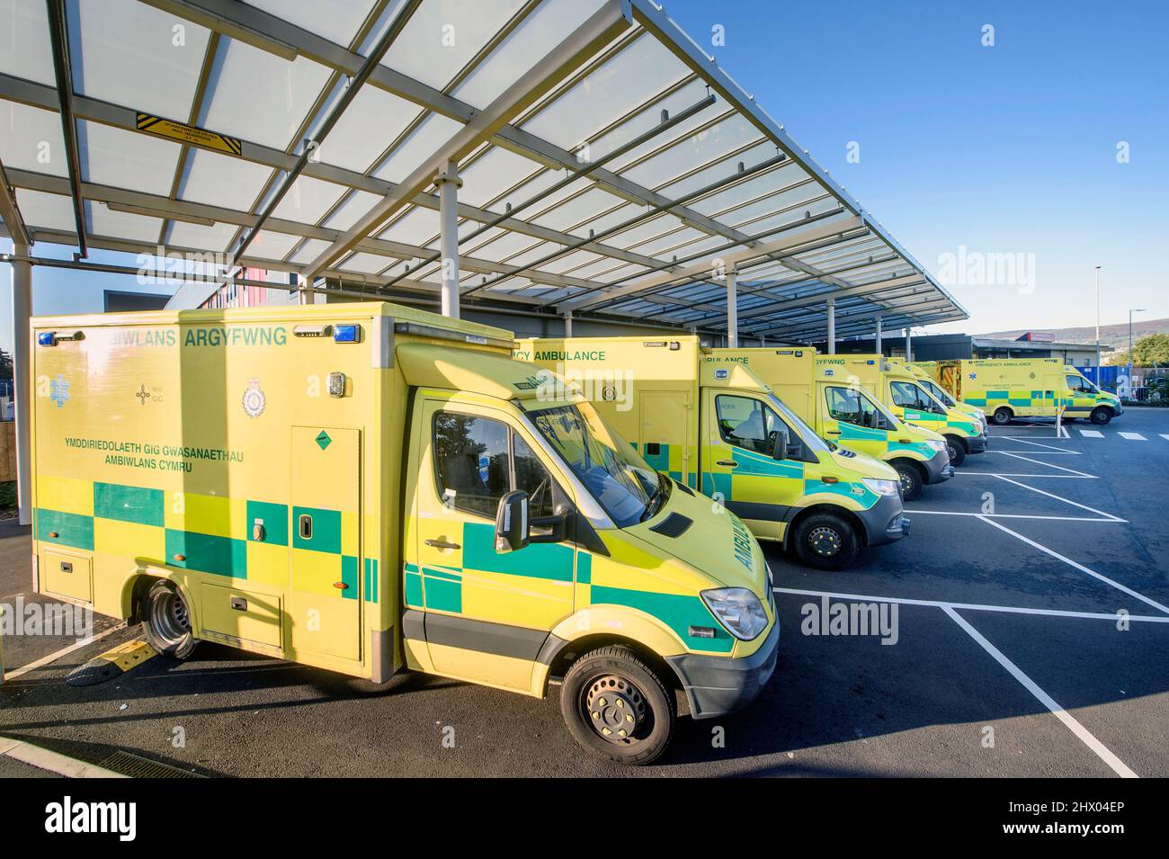 Das Problem der Anstehen von Krankenwagen aufgrund nicht verfügbarer Krankenhausbetten. Im Grange Universitätskrankenhaus warten Krankenwagen mit Patienten auf Betten Stockfoto