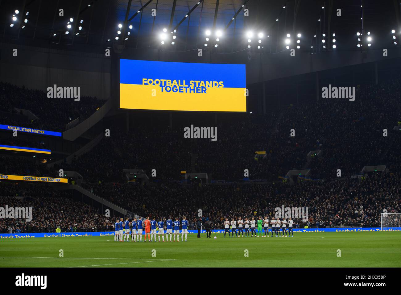 07. März 2022 - Tottenham Hotspur gegen Everton - Premier League - Tottenham Hotspur Stadium Eine Minute Applaus von den Spielern und den Fans vor dem Spiel, als sie ihre Unterstützung für die Ukraine im Krieg gegen Russland zeigen Bildnachweis : © Mark Pain / Alamy Live News Stockfoto