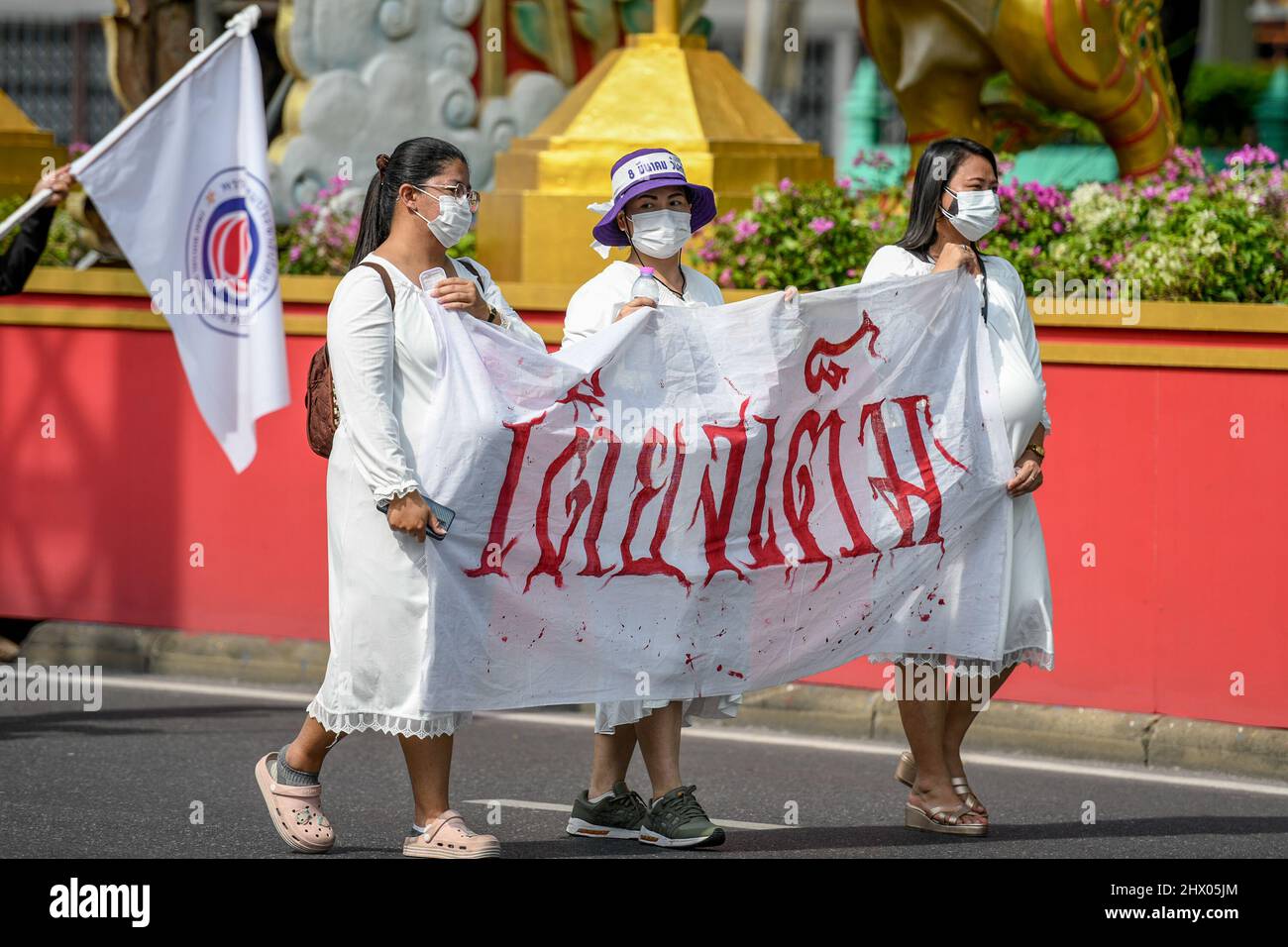 Thailand. 08. März 2022. Mitglieder von thailändischen Arbeiterrechtsgruppen und Gewerkschaften staatlicher Unternehmen versammeln sich am Internationalen Frauentag in Bangkok, Thailand, um für Arbeitnehmerrechte zu marschieren. 8, 2022. (Foto: Vichan Poti/Pacific Press/Sipa USA) Quelle: SIPA USA/Alamy Live News Stockfoto