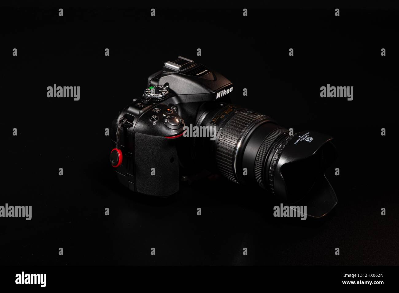 Eine Kamera von Nikon mit Objektiv vor schwarzem Hintergrund - am 01.. Dezember 2021 in Limerick, Irland Stockfoto