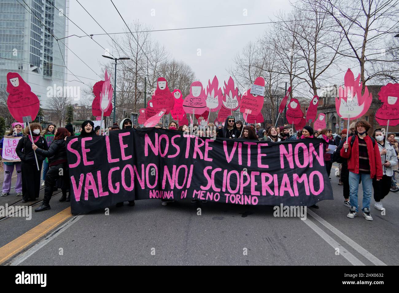 Turin, Italien. 8. März 2022. AktivistInnen der transfeministischen Bewegung Non Una Di Meno streiken am Internationalen Frauentag und demonstrieren gegen sexistische Gewalt und die hohe Anzahl von Feminiziden in Italien. Quelle: MLBARIONA/Alamy Live News Stockfoto