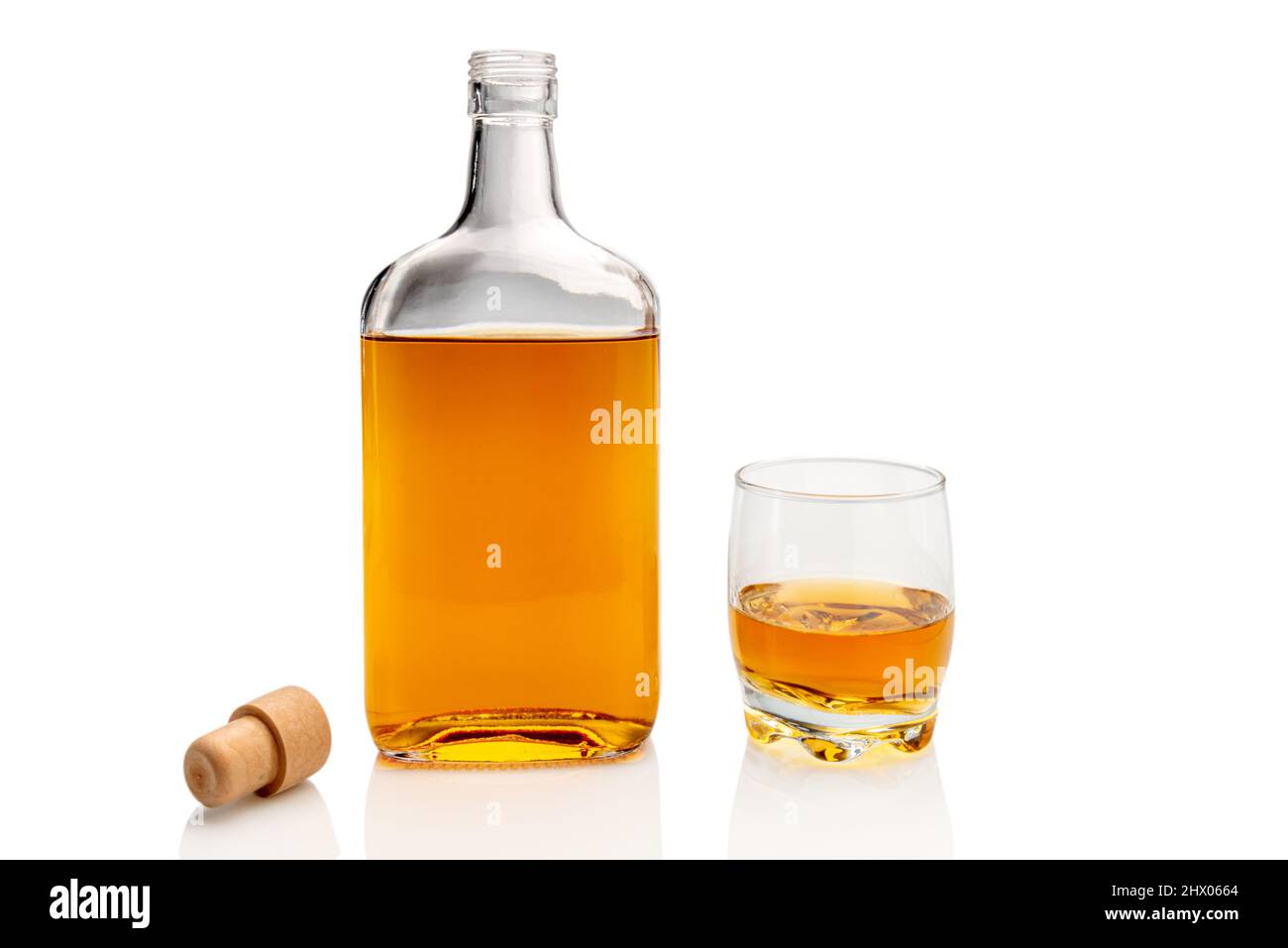 Flasche Whiskey oder Scotch Whiskey oder Bourbon mit Glas und Kappe isoliert auf weißem, Copy Space Stockfoto