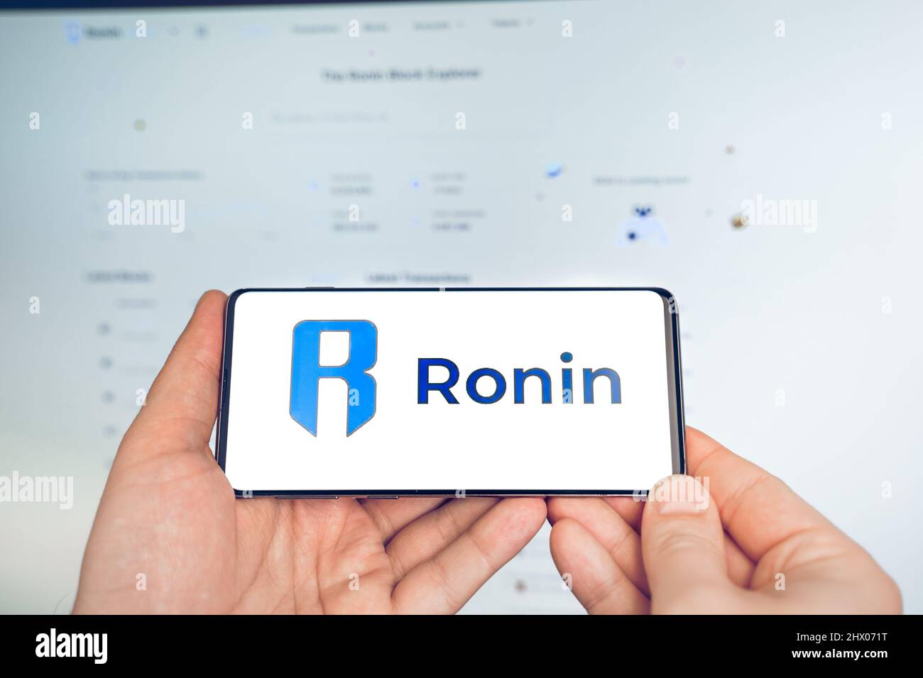 Russland Moskau 19.01.2022 Logo der Kryptowährung Ronin Wallet. RON Token.Businessman, Handy.Blockchain Anwendung zu kaufen, speichern, senden, tauschen Krypto Stockfoto