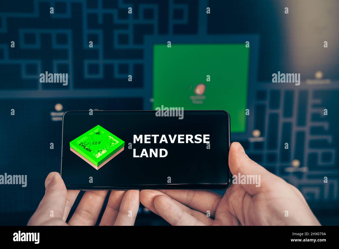 Russland Moskau 19.01.2022 Logo der Metaverse Krypto-Spiel. Kaufen Sie Land in der virtuellen Welt. Blockchain nft Kryptowährungsstrategie.Mann, der im Mobiltelefon spielt Stockfoto