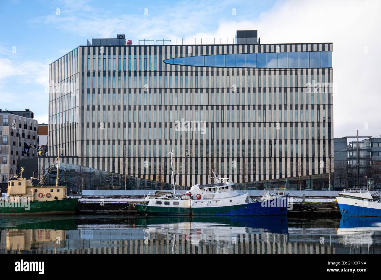 Wood City, Bürogebäude aus Holz am Meer, besser bekannt als Supercell-Hauptquartier, in Jätkäsaari oder Länsisatama in Helsinki, Finnland Stockfoto
