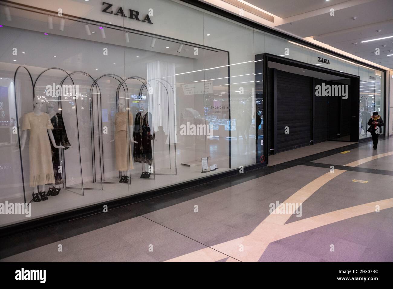 Moskau, Russland. 8.. März 2022 Ein geschlossener Zara-Shop im  Mega-Einkaufszentrum in der Stadt Khimki, Region Moskau, Russland. Die  spanische Bekleidungsgeschäft-Kette Inditex, die Marken wie Zara, Bershka  und Oysho besitzt, hat die Arbeit