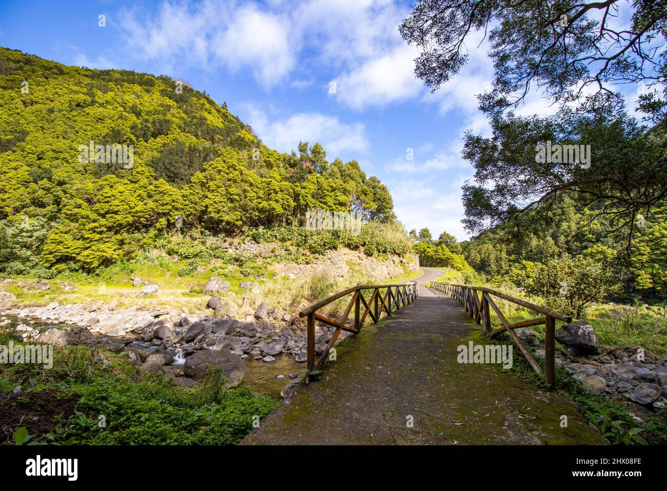 Fotografie von Wanderwegen in der Natur, grünen Landschaften, auf den Azoren Inseln, in der Mitte des Atlantischen Ozeans, Portugal. Stockfoto