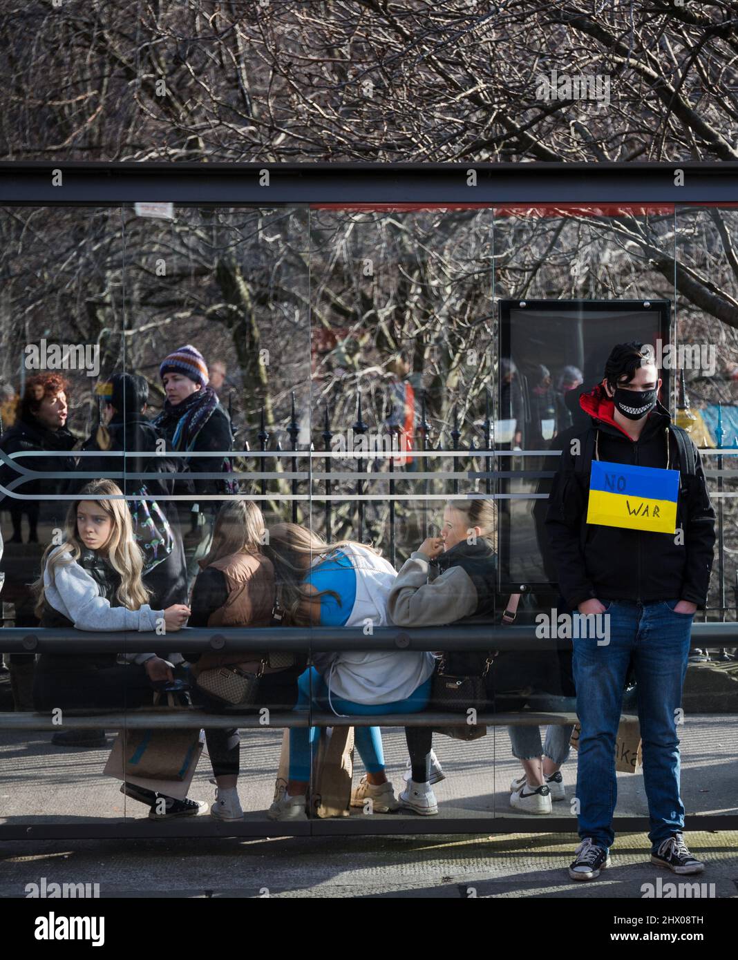 Hunderte von Demonstranten, die den Krieg stoppen, halten die Princes Street an der Reihe, um gegen die russische Invasion der Ukraine zu protestieren Stockfoto