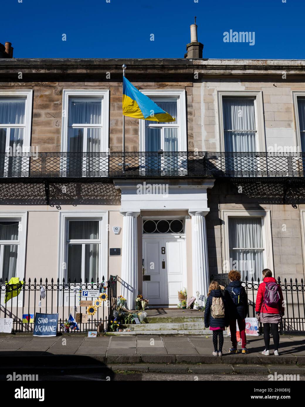 Nur wenige Tage nach der russischen Invasion in der Ukraine halten die Einheimischen am ukrainischen Konsulat in Edinburgh Stockfoto