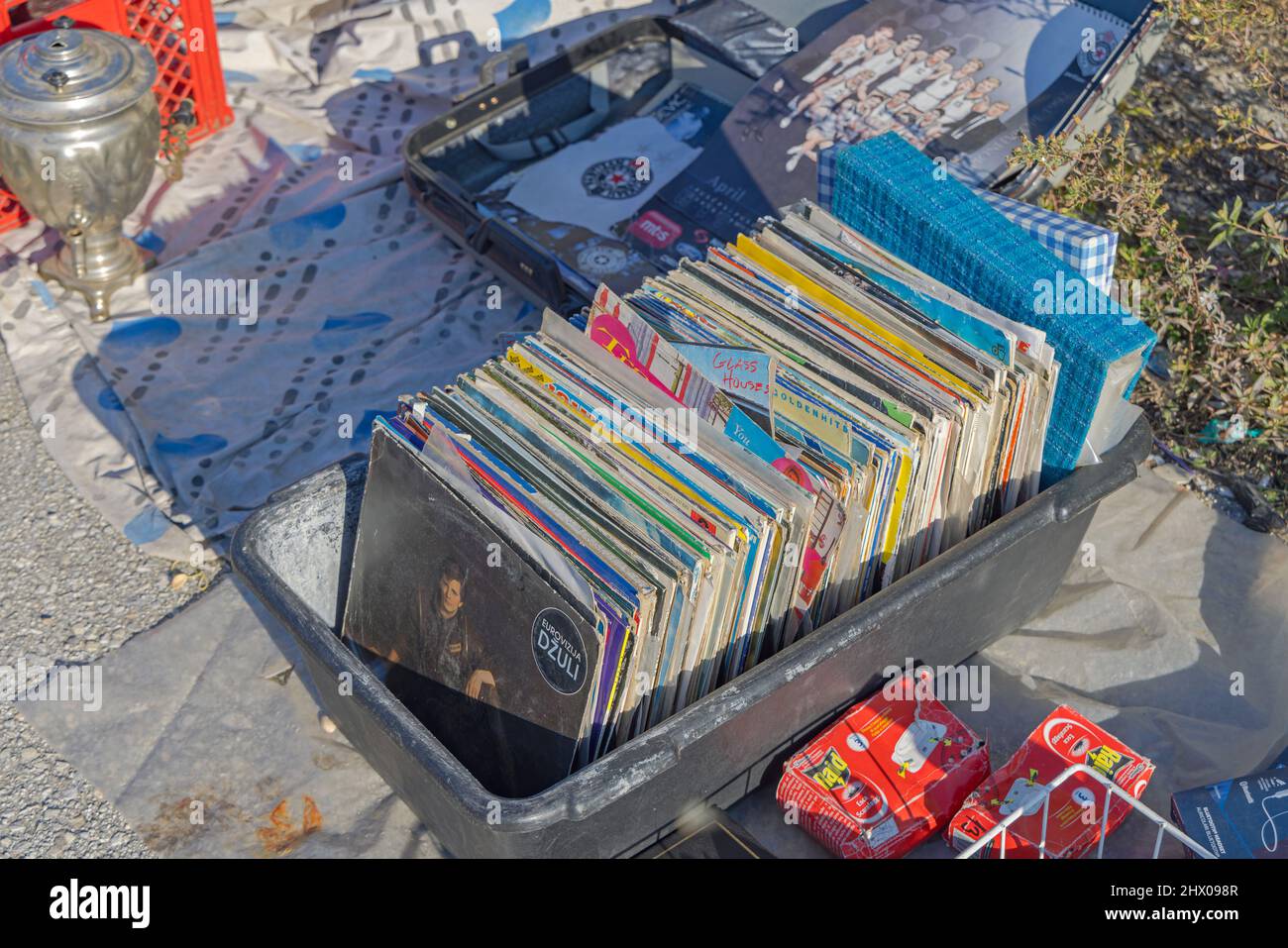 Belgrad, Serbien - 30. Oktober 2021: Second Hand Long Play Vinyl Records zum Verkauf auf dem Flohmarkt. Stockfoto