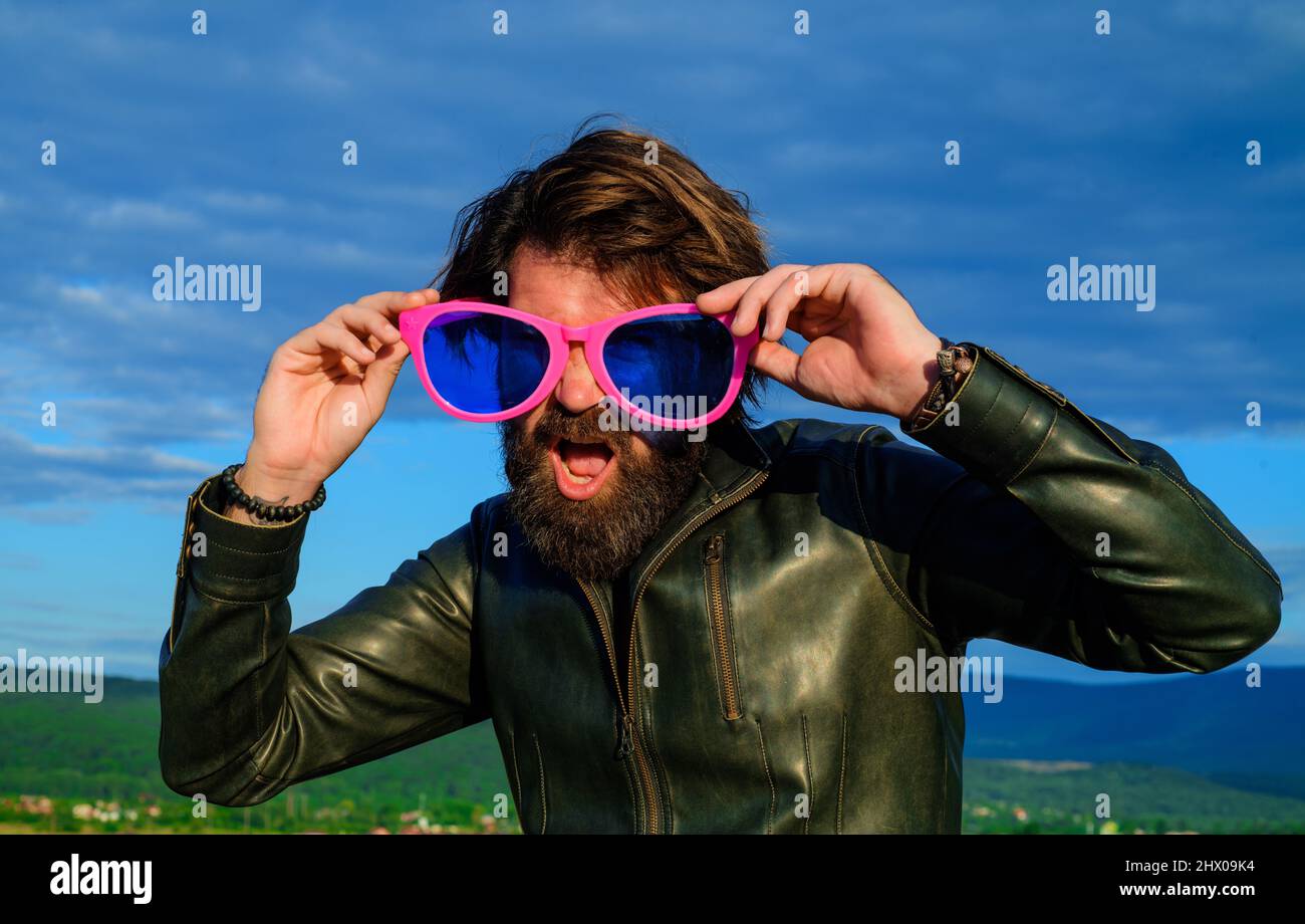 Bärtiger Mann in großer Brille. Lustiger Kerl in großen Brillen. Hipster in Lederjacke und Sonnenbrille. Stockfoto