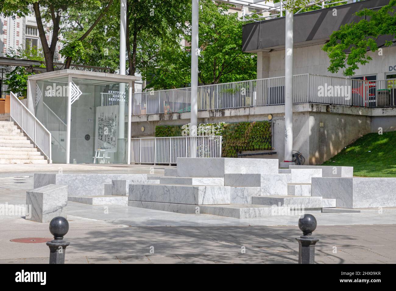 Belgrad, Serbien - 02. Mai 2021: Belgrader Kulturzentrum und neuer Brunnen aus weißem Marmor auf dem Cvetni-Platz am Europäischen Frühling. Stockfoto