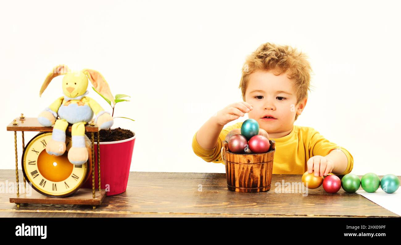 Niedliches Kind Junge mit bunten ostereiern. Dekorieren von Ei-Ideen. Frühlingsferien. Stockfoto