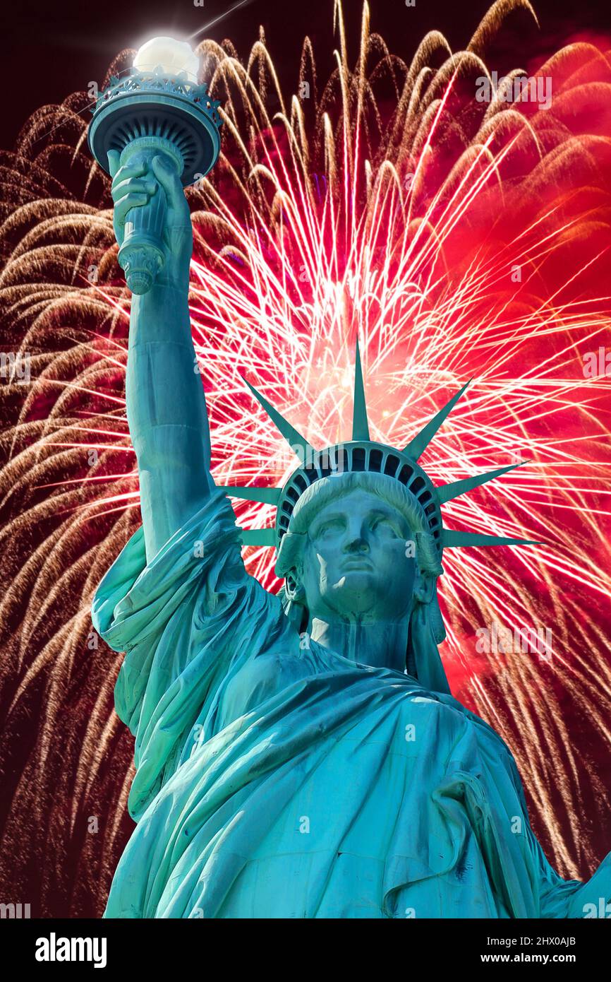 Freiheitsstatue mit Feuerwerk dahinter Stockfoto