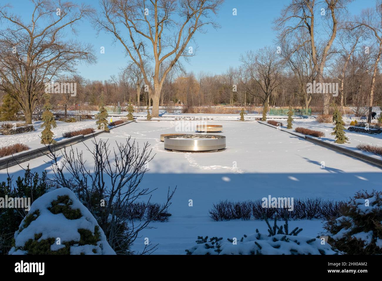 Ein gefrorener Brunnen im Botanischen Garten von Montreal, aufgenommen an einem sonnigen Wintertag Stockfoto