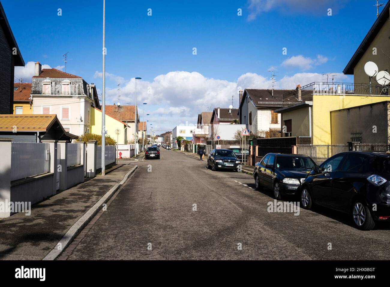 Cité ouvrière in Mulhouse/Frankreich. Das beliebte Viertel ist ein frühes Beispiel für sozialen Wohnungsbau während der Industrialisierung. Stockfoto