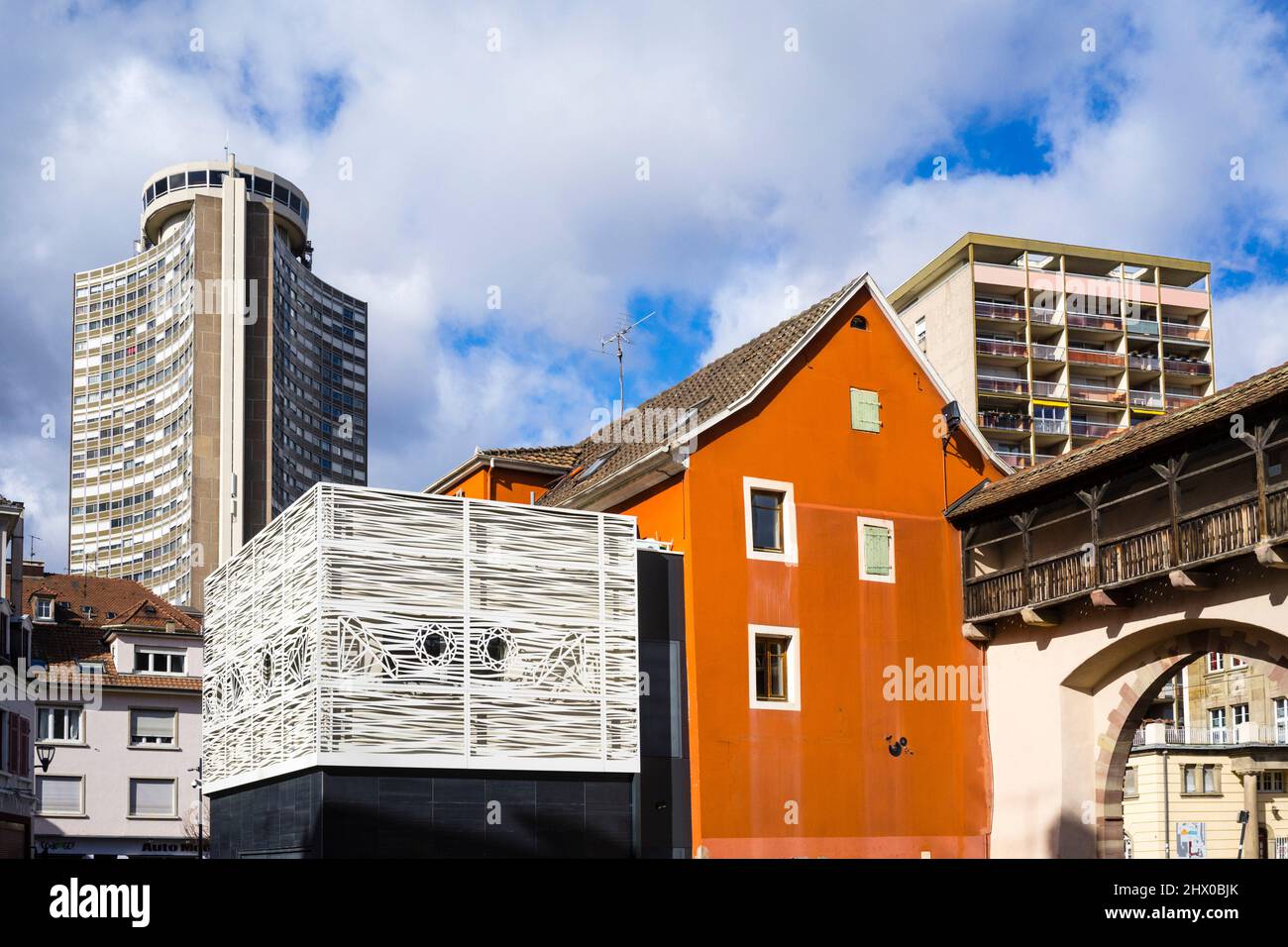 Stadtbild mit Tour de l'Europe und Bollwerk in Mulhouse/Frankreich Stockfoto