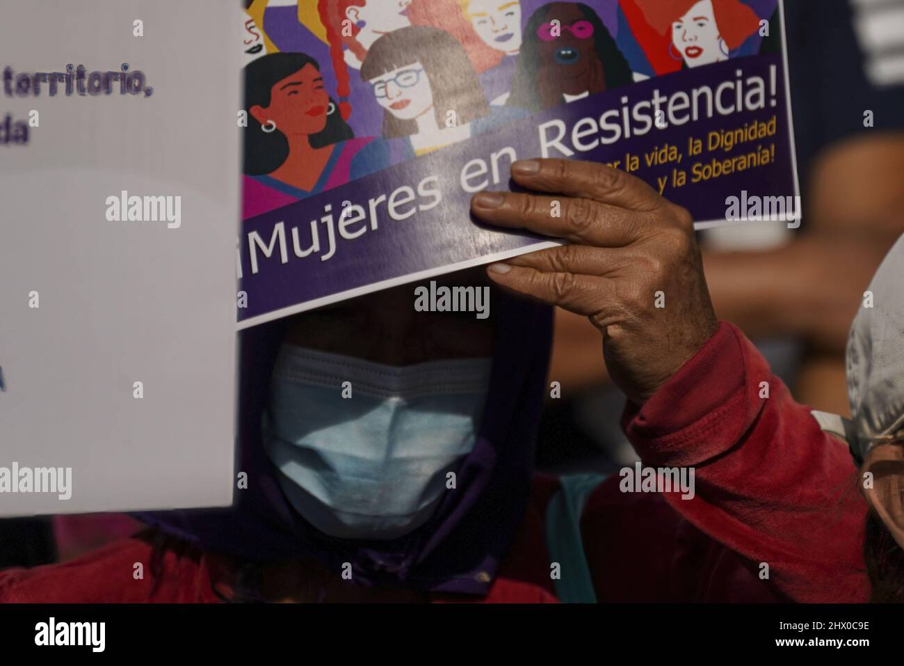 San Salvador, El Salvador. 08. März 2022. Eine Frau hält ein Plakat mit der Aufschrift „Frauen im Widerstand“ während einer Demonstration, die Gleichheit, Gewalt gegen Frauen und Feminizide am Internationalen Frauentag fordert, hoch. (Foto von Camilo Freedman/SOPA Images/Sipa USA) Quelle: SIPA USA/Alamy Live News Stockfoto