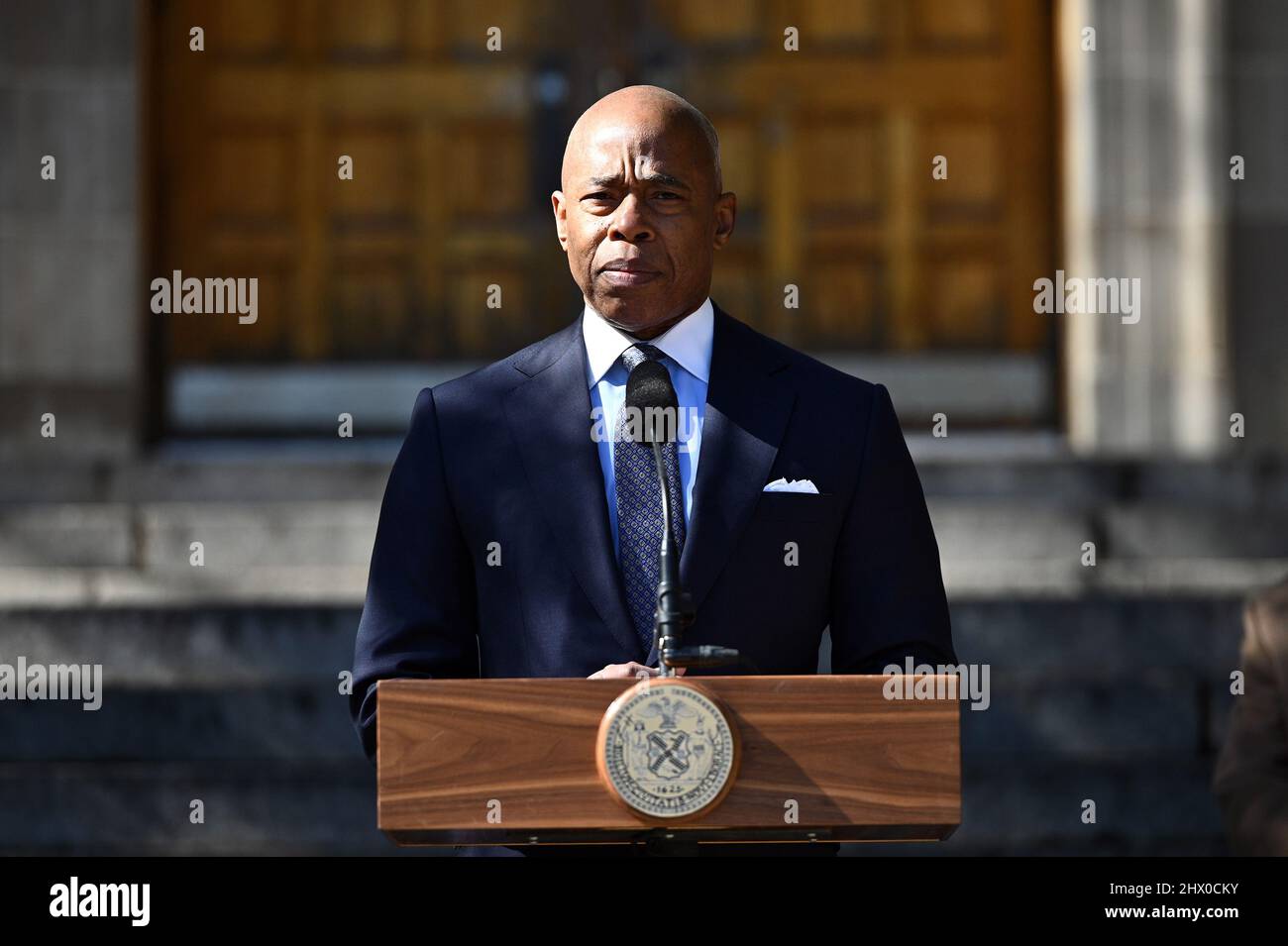 Der Bürgermeister von New York, Eric Adams, spricht auf einer Pressekonferenz vor der Bayside High School, an der er einmal teilgenommen hat, um die bürgermeisterliche Verantwortung für die öffentlichen Schulen von New York City im Geschäftsjahr 2023 im Stadtteil Queens von New York City, NY, am 8. März 2022 einzubeziehen. Der Bürgermeister wurde von dem Kanzler des Bildungsministeriums, David C. Banks, begleitet, der den Erfolg der vergangenen integrativen Rechenschaftspflicht bei der Einführung von Pre-K für alle, die COVID-19-Reaktion durch die Einführung der Abschaffung des Lernens und die Erhöhung der Abschlussquoten um 20 % propagierte. (Foto von Anthony Behar/Sipa USA) Stockfoto