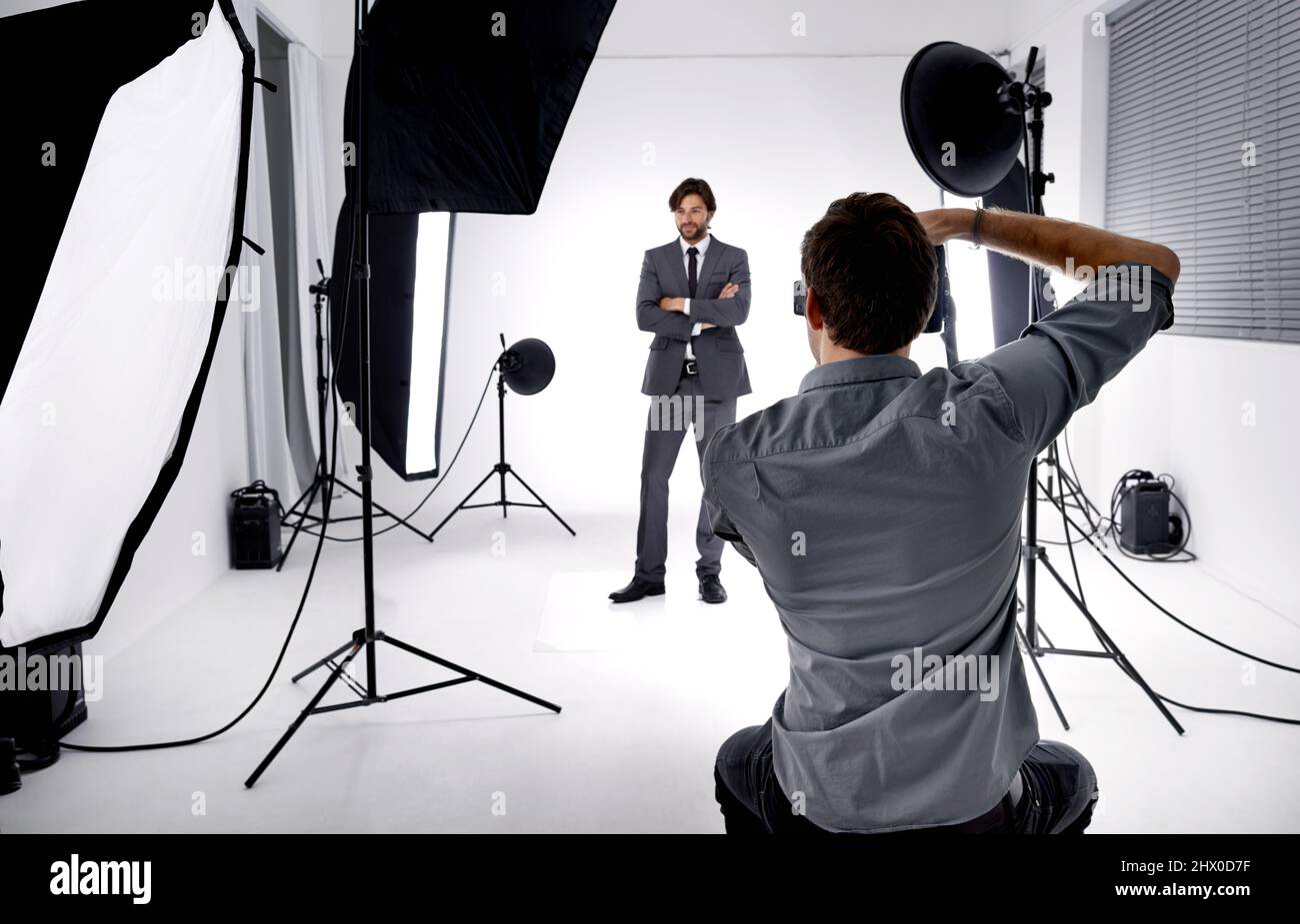 Fotohandwerk. Aufnahme eines Fotografen, der in seinem Studio arbeitet. Stockfoto