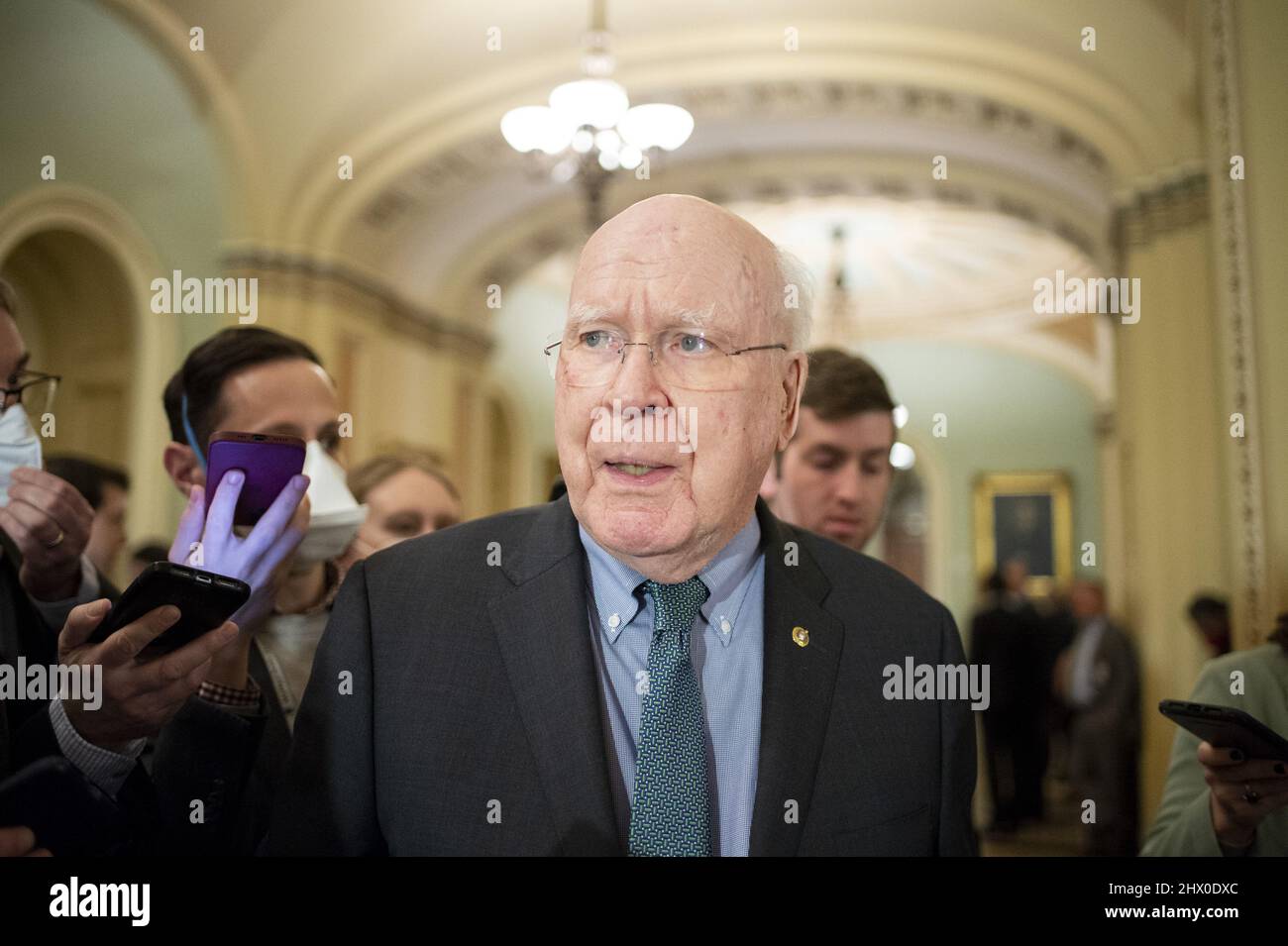 Washington, Usa. 08. März 2022. Senator Patrick Leahy, D-VT, geht am Dienstag, den 8. März 2022, durch den Ohio Clock Korridor im US Capitol in Washington, DC. Foto von Bonnie Cash/UPI Credit: UPI/Alamy Live News Stockfoto