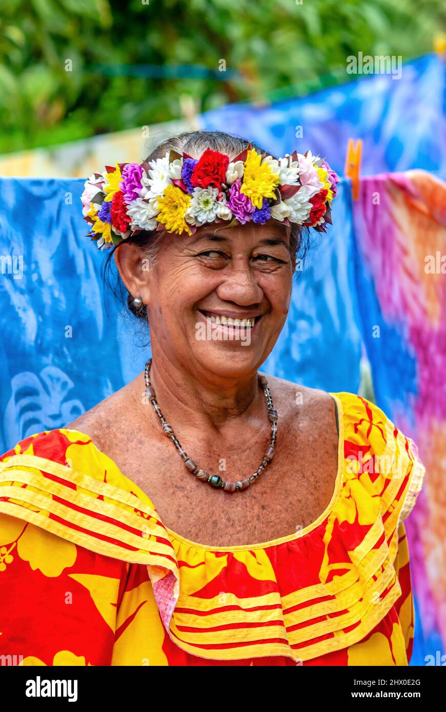 Polynesische Frau mit Blumenhaarschmuck in Bora Bora, Französisch-Polynesien. Stockfoto