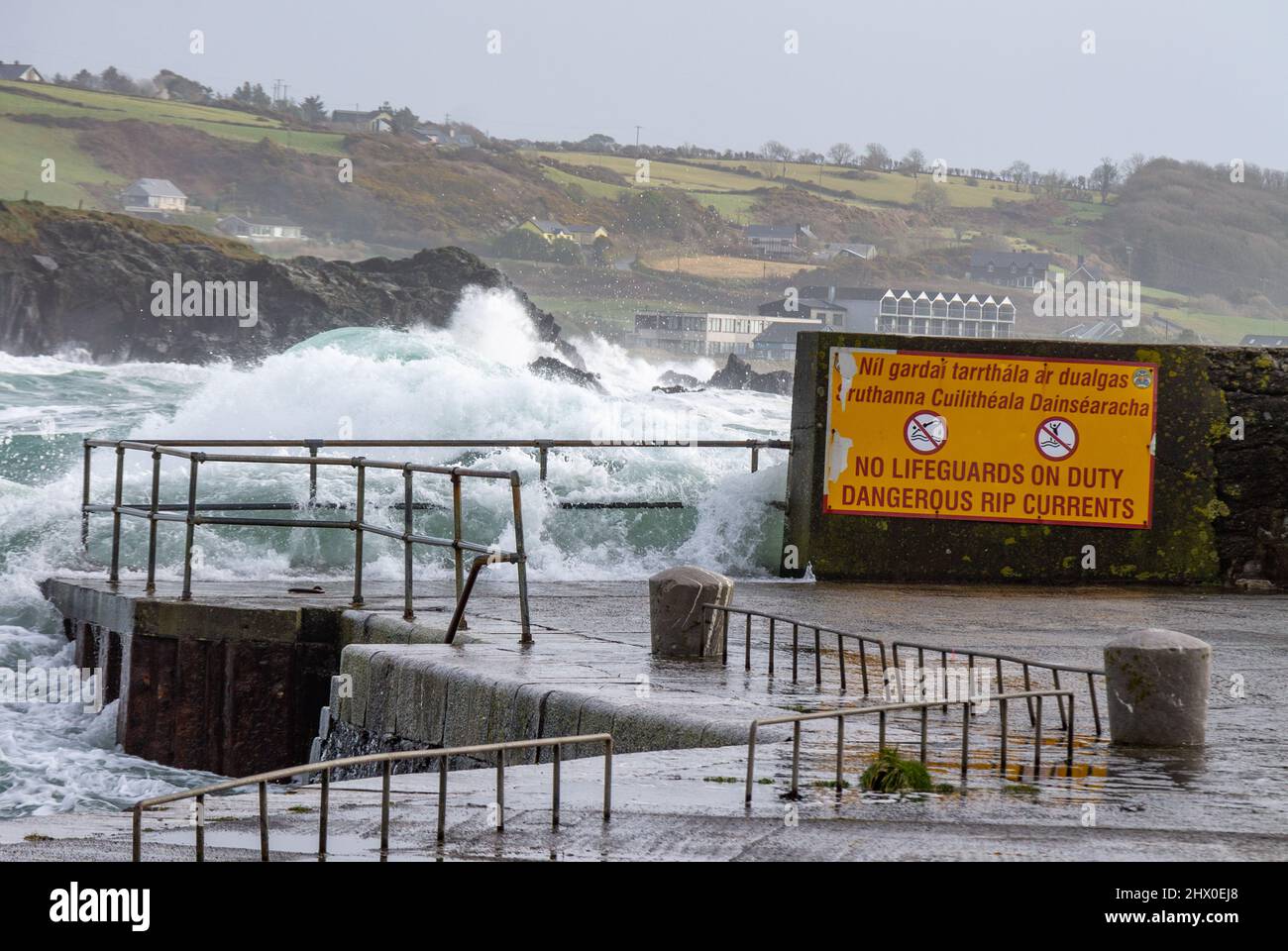Atlantische Sturmwellen brechen über die Handschienensicherung am Rosscarbery Pier Stockfoto