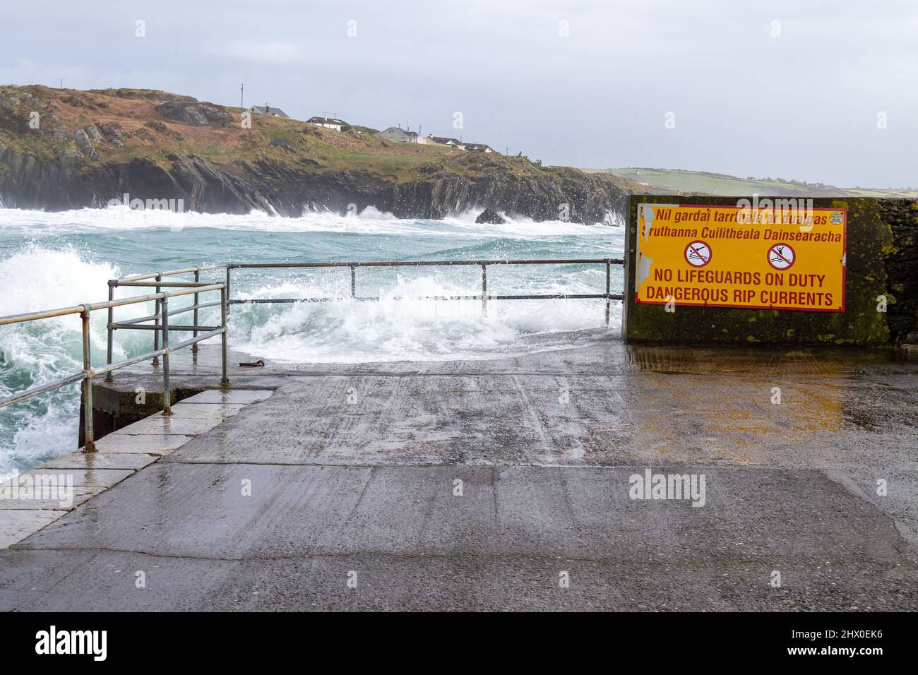 Atlantische Sturmwellen brechen über die Handschienensicherung am Rosscarbery Pier Stockfoto