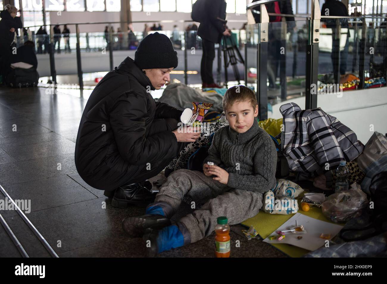 Warschau, Polen. 08. März 2022. Eine Frau und ihr Sohn haben am Hauptbahnhof in Warschau gegessen. Tausende ukrainische Flüchtlinge besetzen den Hauptbahnhof (Dworzec Centralny) in Warschau. Asylbewerber warten auch darauf, in provisorische Unterkünfte überführt zu werden, warten auf Züge zu weiteren Zielen, viele Menschen wissen einfach nicht, wohin sie gehen sollen. (Foto von Attila Husejnow/SOPA Images/Sipa USA) Quelle: SIPA USA/Alamy Live News Stockfoto