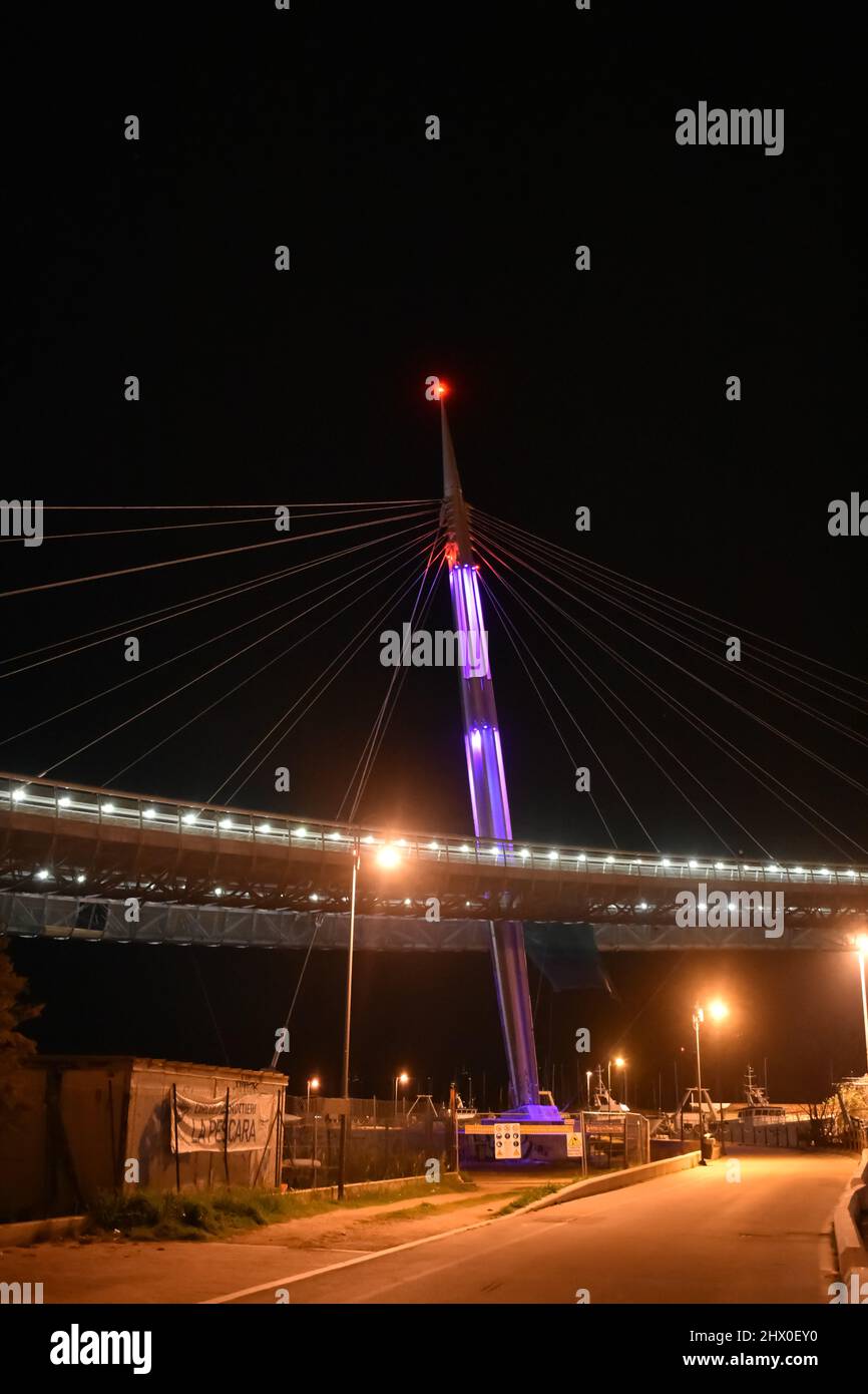 Pescara-Brücke bei Nacht in den Abruzzen, Italien Stockfoto