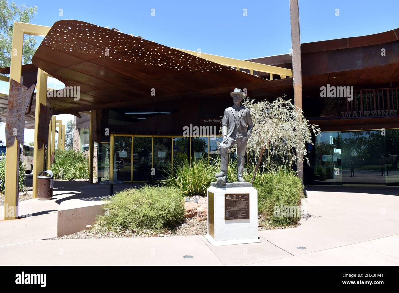 Der Eingang zum 'Waltzing Matilda Centre' im Outback Queensland Stockfoto