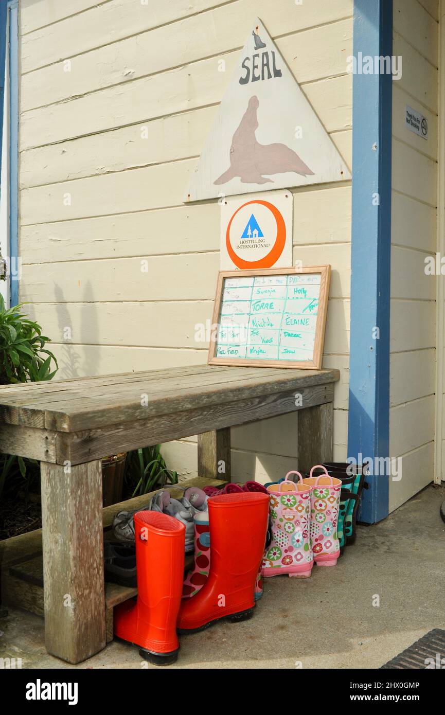 Historisches 1871 Coast Guard Pigeon Point Lighthouse mit Herberge Unterkunft entlang zerklüfteter Küste/Klippen mit Blick auf den Pazifischen Ozean, Pescadero, Kalifornien, USA Stockfoto