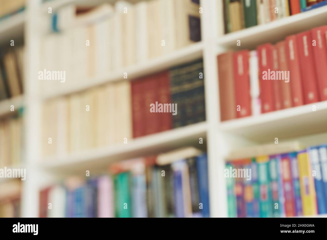 Wissensregale. Ausgeschnittene Aufnahme eines Bücherregals. Stockfoto