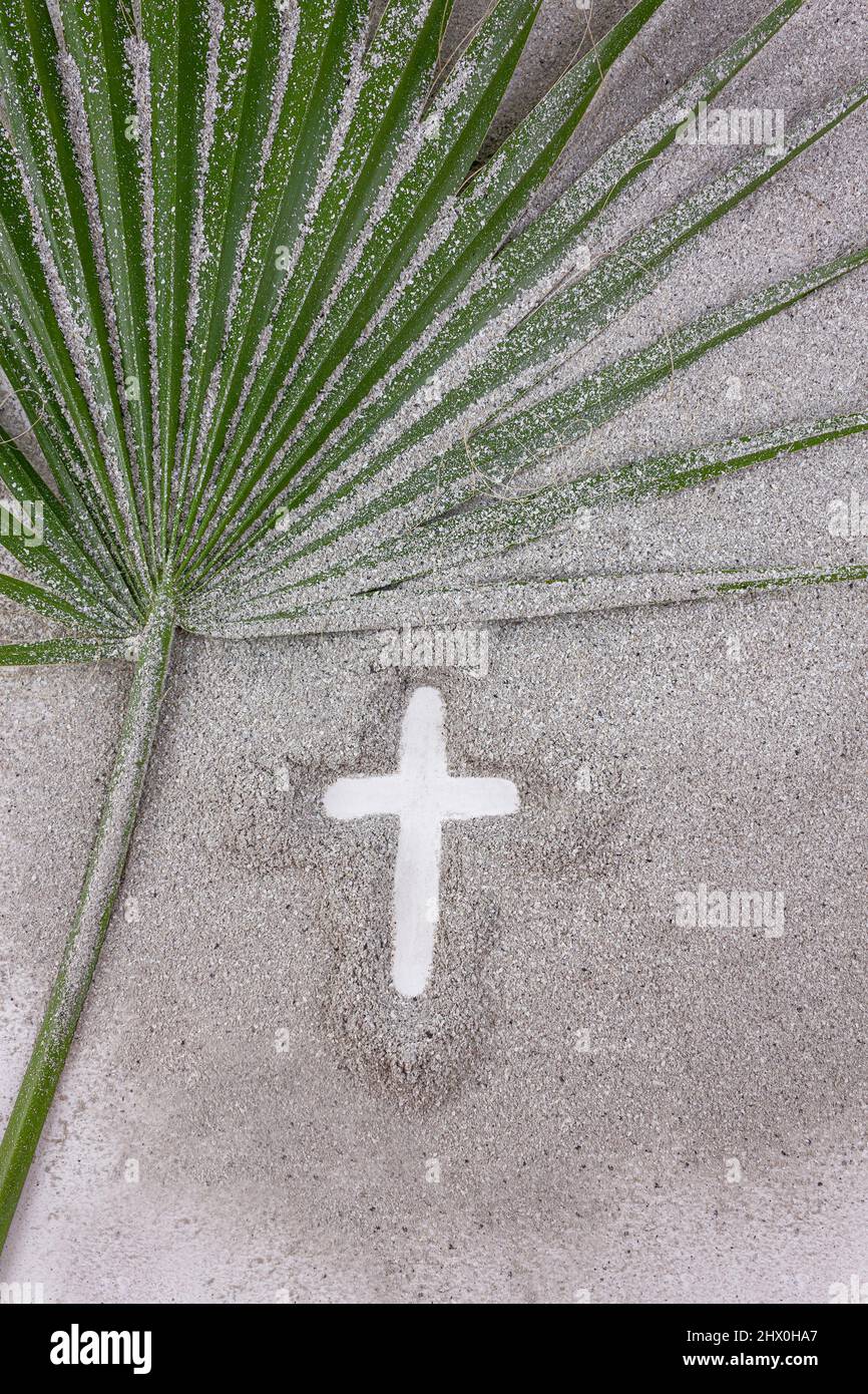 Christian Kreuz Zeichnung in Esche mit Palmblatt. Konzept für Fastenzeit, Karwoche, Palmsonntag und Karfreitag. Flach liegend. Flach liegend. Stockfoto