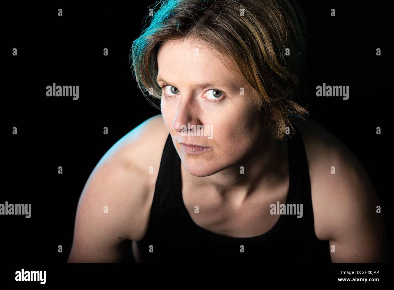 Low-Key-Studioporträt einer 35-jährigen weißen Frau, Brüssel Stockfoto